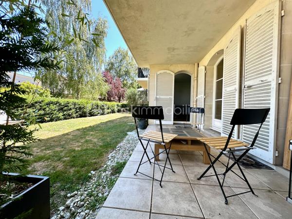 Idéalement situé dans le très recherché quartier Saint-Martin, au cœur de Pontoise, dans une résidence de standing en pierre de taille construite en 1990, implantée au sein d'un magnifique parc arboré de plus de 5 500 m², découvrez cet appartement de 55,05 m² Loi Carrez en rez-de-jardin.

L'appartement se compose d'une entrée de 11 m², d'un séjour avec cuisine, de deux chambres de 13 m² et 11 m², d'une salle d'eau et de WC séparés. À l'extérieur, un jardin privatif de 160 m² et une terrasse couverte complètent l'ensemble.

L'appartement dispose également d'un emplacement de parking en sous-sol et d'une cave. Il bénéficie d'une isolation intérieure, de fenêtres en double vitrage et d'un chauffage individuel électrique.

À seulement 600 mètres de la gare de Pontoise (Transilien J, H et RER C), l'appartement bénéficie d'un emplacement pratique pour les déplacements quotidiens. Le centre historique de Pontoise et la place Notre-Dame se trouvent à environ 700 mètres, avec leurs commerces, restaurants, pharmacies, services et marché. L'école primaire Gustave-Loiseau est située à environ 400 mètres et l'école des Lavandières à environ 500 mètres. Les collèges et lycées Vauban, Jean-Claude Chabanne, Simone Veil, Camille Pissarro ainsi que l'École Saint-Martin-de-France se trouvent dans un rayon d'environ 1,5 km, un atout pour les familles.