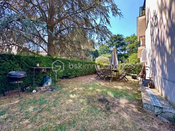 Idéalement situé dans le très recherché quartier Saint-Martin, au cœur de Pontoise, dans une résidence de standing en pierre de taille construite en 1990, implantée au sein d'un magnifique parc arboré de plus de 5 500 m², découvrez cet appartement de 55,05 m² Loi Carrez en rez-de-jardin.

L'appartement se compose d'une entrée de 11 m², d'un séjour avec cuisine, de deux chambres de 13 m² et 11 m², d'une salle d'eau et de WC séparés. À l'extérieur, un jardin privatif de 160 m² et une terrasse couverte complètent l'ensemble.

L'appartement dispose également d'un emplacement de parking en sous-sol et d'une cave. Il bénéficie d'une isolation intérieure, de fenêtres en double vitrage et d'un chauffage individuel électrique.

À seulement 600 mètres de la gare de Pontoise (Transilien J, H et RER C), l'appartement bénéficie d'un emplacement pratique pour les déplacements quotidiens. Le centre historique de Pontoise et la place Notre-Dame se trouvent à environ 700 mètres, avec leurs commerces, restaurants, pharmacies, services et marché. L'école primaire Gustave-Loiseau est située à environ 400 mètres et l'école des Lavandières à environ 500 mètres. Les collèges et lycées Vauban, Jean-Claude Chabanne, Simone Veil, Camille Pissarro ainsi que l'École Saint-Martin-de-France se trouvent dans un rayon d'environ 1,5 km, un atout pour les familles.