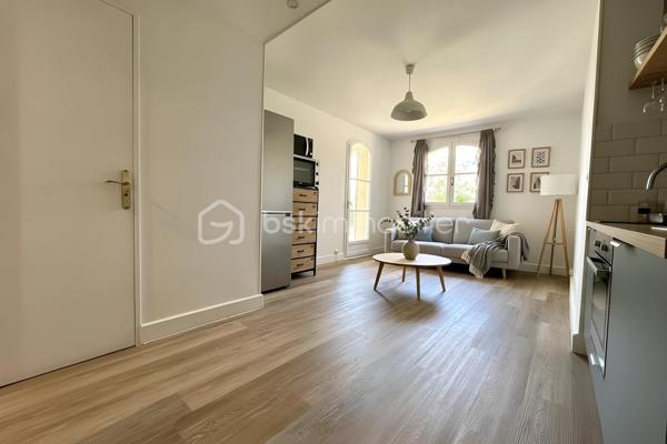 Idéalement situé dans le très recherché quartier Saint-Martin, au cœur de Pontoise, dans une résidence de standing en pierre de taille construite en 1990, implantée au sein d'un magnifique parc arboré de plus de 5 500 m², découvrez cet appartement de 55,05 m² Loi Carrez en rez-de-jardin.

L'appartement se compose d'une entrée de 11 m², d'un séjour avec cuisine, de deux chambres de 13 m² et 11 m², d'une salle d'eau et de WC séparés. À l'extérieur, un jardin privatif de 160 m² et une terrasse couverte complètent l'ensemble.

L'appartement dispose également d'un emplacement de parking en sous-sol et d'une cave. Il bénéficie d'une isolation intérieure, de fenêtres en double vitrage et d'un chauffage individuel électrique.

À seulement 600 mètres de la gare de Pontoise (Transilien J, H et RER C), l'appartement bénéficie d'un emplacement pratique pour les déplacements quotidiens. Le centre historique de Pontoise et la place Notre-Dame se trouvent à environ 700 mètres, avec leurs commerces, restaurants, pharmacies, services et marché. L'école primaire Gustave-Loiseau est située à environ 400 mètres et l'école des Lavandières à environ 500 mètres. Les collèges et lycées Vauban, Jean-Claude Chabanne, Simone Veil, Camille Pissarro ainsi que l'École Saint-Martin-de-France se trouvent dans un rayon d'environ 1,5 km, un atout pour les familles.