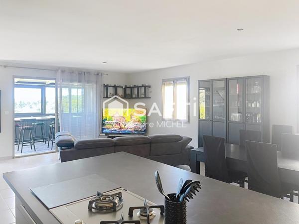 Maison contemporaine RT 2012 avec garage