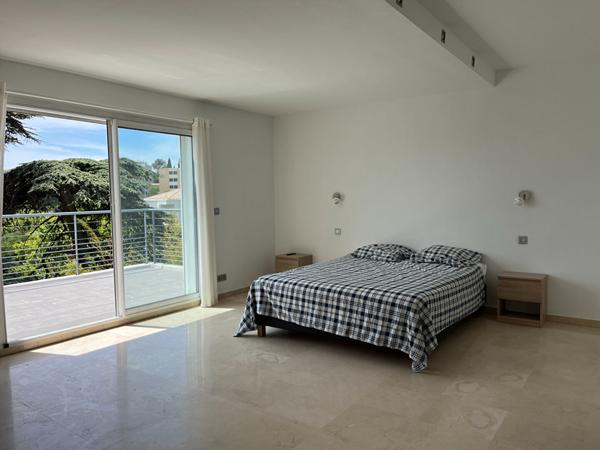 A louer à Marseille 13012 - Maison de grand standing avec jardin, piscine et garage