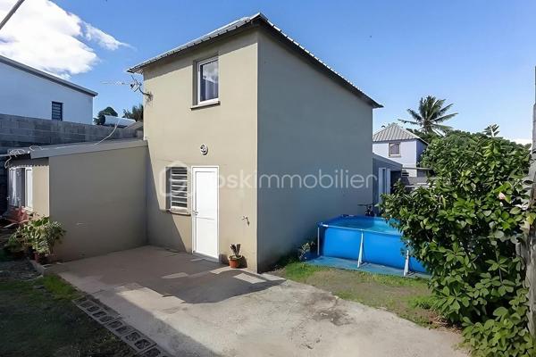 Soyez réactif ! Les biens offrant un tel potentiel dans ce secteur très recherché de Saint-Pierre – Basse-Terre ne restent jamais longtemps sur le marché.

Découvrez cette maison F4 de 110 m², implantée sur une parcelle de 260 m² entièrement clôturée, à l'abri des regards. Son jardin intimiste, piscinable, constitue un véritable havre de paix où vous pourrez profiter pleinement de vos moments de détente depuis la terrasse.

La maison se compose de :

Un vaste séjour ouvert sur la cuisine ;
Une salle à manger conviviale ;
Trois chambres confortables, dont deux au rez-de-chaussée et une très grande chambre à l'étage, facilement divisible pour créer une quatrième chambre, un bureau ou une suite parentale ;
Une salle de bains ;
Des WC indépendants ;
Un garage.

À l'extérieur, vous profiterez d'une agréable terrasse donnant sur un jardin cosy, idéal pour les repas en famille ou les journées de détente en toute tranquillité.

Des travaux de rafraîchissement sont à prévoir, mais ils vous permettront de personnaliser cette maison à votre goût tout en bénéficiant d'un prix particulièrement attractif dans un quartier recherché.

Les plus :

Secteur calme et prisé ;
Terrain entièrement clôturé, sans vis-à-vis ;
Jardin piscinable ;
Garage ;
Raccordement au tout-à-l'égout ;
Deux places de stationnement privatives devant la maison.

Une belle opportunité pour une résidence principale ou un investissement patrimonial.