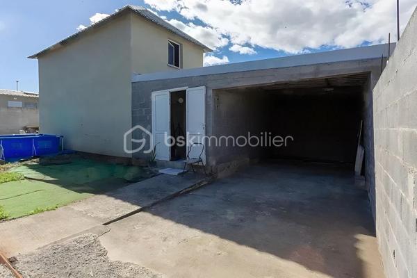 Soyez réactif ! Les biens offrant un tel potentiel dans ce secteur très recherché de Saint-Pierre – Basse-Terre ne restent jamais longtemps sur le marché.

Découvrez cette maison F4 de 110 m², implantée sur une parcelle de 260 m² entièrement clôturée, à l'abri des regards. Son jardin intimiste, piscinable, constitue un véritable havre de paix où vous pourrez profiter pleinement de vos moments de détente depuis la terrasse.

La maison se compose de :

Un vaste séjour ouvert sur la cuisine ;
Une salle à manger conviviale ;
Trois chambres confortables, dont deux au rez-de-chaussée et une très grande chambre à l'étage, facilement divisible pour créer une quatrième chambre, un bureau ou une suite parentale ;
Une salle de bains ;
Des WC indépendants ;
Un garage.

À l'extérieur, vous profiterez d'une agréable terrasse donnant sur un jardin cosy, idéal pour les repas en famille ou les journées de détente en toute tranquillité.

Des travaux de rafraîchissement sont à prévoir, mais ils vous permettront de personnaliser cette maison à votre goût tout en bénéficiant d'un prix particulièrement attractif dans un quartier recherché.

Les plus :

Secteur calme et prisé ;
Terrain entièrement clôturé, sans vis-à-vis ;
Jardin piscinable ;
Garage ;
Raccordement au tout-à-l'égout ;
Deux places de stationnement privatives devant la maison.

Une belle opportunité pour une résidence principale ou un investissement patrimonial.