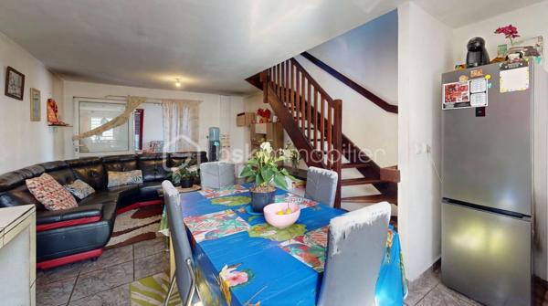 Soyez réactif ! Les biens offrant un tel potentiel dans ce secteur très recherché de Saint-Pierre – Basse-Terre ne restent jamais longtemps sur le marché.

Découvrez cette maison F4 de 110 m², implantée sur une parcelle de 260 m² entièrement clôturée, à l'abri des regards. Son jardin intimiste, piscinable, constitue un véritable havre de paix où vous pourrez profiter pleinement de vos moments de détente depuis la terrasse.

La maison se compose de :

Un vaste séjour ouvert sur la cuisine ;
Une salle à manger conviviale ;
Trois chambres confortables, dont deux au rez-de-chaussée et une très grande chambre à l'étage, facilement divisible pour créer une quatrième chambre, un bureau ou une suite parentale ;
Une salle de bains ;
Des WC indépendants ;
Un garage.

À l'extérieur, vous profiterez d'une agréable terrasse donnant sur un jardin cosy, idéal pour les repas en famille ou les journées de détente en toute tranquillité.

Des travaux de rafraîchissement sont à prévoir, mais ils vous permettront de personnaliser cette maison à votre goût tout en bénéficiant d'un prix particulièrement attractif dans un quartier recherché.

Les plus :

Secteur calme et prisé ;
Terrain entièrement clôturé, sans vis-à-vis ;
Jardin piscinable ;
Garage ;
Raccordement au tout-à-l'égout ;
Deux places de stationnement privatives devant la maison.

Une belle opportunité pour une résidence principale ou un investissement patrimonial.