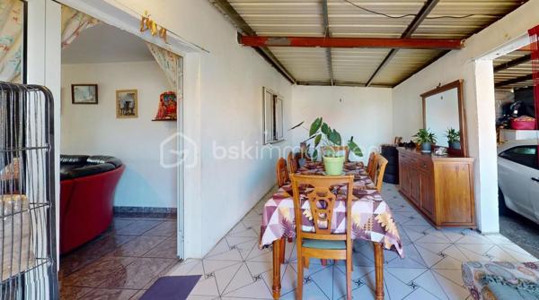 Soyez réactif ! Les biens offrant un tel potentiel dans ce secteur très recherché de Saint-Pierre – Basse-Terre ne restent jamais longtemps sur le marché.

Découvrez cette maison F4 de 110 m², implantée sur une parcelle de 260 m² entièrement clôturée, à l'abri des regards. Son jardin intimiste, piscinable, constitue un véritable havre de paix où vous pourrez profiter pleinement de vos moments de détente depuis la terrasse.

La maison se compose de :

Un vaste séjour ouvert sur la cuisine ;
Une salle à manger conviviale ;
Trois chambres confortables, dont deux au rez-de-chaussée et une très grande chambre à l'étage, facilement divisible pour créer une quatrième chambre, un bureau ou une suite parentale ;
Une salle de bains ;
Des WC indépendants ;
Un garage.

À l'extérieur, vous profiterez d'une agréable terrasse donnant sur un jardin cosy, idéal pour les repas en famille ou les journées de détente en toute tranquillité.

Des travaux de rafraîchissement sont à prévoir, mais ils vous permettront de personnaliser cette maison à votre goût tout en bénéficiant d'un prix particulièrement attractif dans un quartier recherché.

Les plus :

Secteur calme et prisé ;
Terrain entièrement clôturé, sans vis-à-vis ;
Jardin piscinable ;
Garage ;
Raccordement au tout-à-l'égout ;
Deux places de stationnement privatives devant la maison.

Une belle opportunité pour une résidence principale ou un investissement patrimonial.
