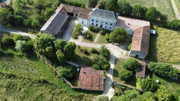 Logis charentais d'une belle présence Saint-Jean-d'Angély (17400)