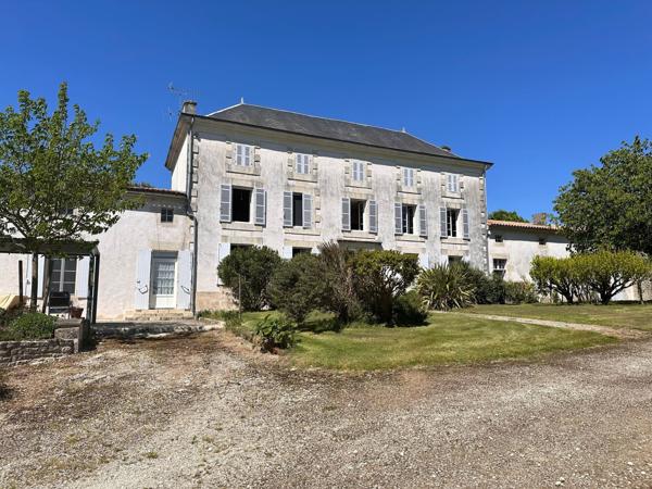 Logis charentais d'une belle présence Saint-Jean-d'Angély (17400)
