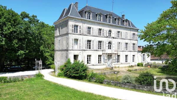 Château 16 pièces de 480 m² à Segonzac (16130)