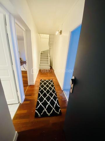 Boulevard Édouard Vaillant. Appartement en duplex au 3e et 4e dernier étage d'une petite copropriété, de 71,80 m2 Loi Carrez, 4 pièces , 3 chambres, 1 salles bain, 1 salle d'eau, une cuisine et toilettes indépendantes.
Lumineux, orienté Sud Nord, traversant et calme, cet appartement se compose dès l'entrée d'un couloir qui distribue une salle de bain, un salon et une chambre,  et une cuisine. Un escalier mène à une chambre mansardée et une salle d'eau.
A 10 minutes à pied du RER B " La Courneuve Aubervilliers"
A 14 minutes à pied du métro L12 " Mairie d'Aubervilliers"