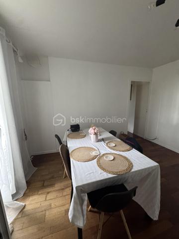 Boulevard Édouard Vaillant. Appartement en duplex au 3e et 4e dernier étage d'une petite copropriété, de 71,80 m2 Loi Carrez, 4 pièces , 3 chambres, 1 salles bain, 1 salle d'eau, une cuisine et toilettes indépendantes.
Lumineux, orienté Sud Nord, traversant et calme, cet appartement se compose dès l'entrée d'un couloir qui distribue une salle de bain, un salon et une chambre,  et une cuisine. Un escalier mène à une chambre mansardée et une salle d'eau.
A 10 minutes à pied du RER B " La Courneuve Aubervilliers"
A 14 minutes à pied du métro L12 " Mairie d'Aubervilliers"