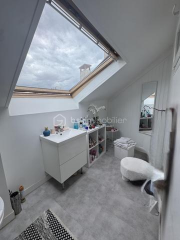 Boulevard Édouard Vaillant. Appartement en duplex au 3e et 4e dernier étage d'une petite copropriété, de 71,80 m2 Loi Carrez, 4 pièces , 3 chambres, 1 salles bain, 1 salle d'eau, une cuisine et toilettes indépendantes.
Lumineux, orienté Sud Nord, traversant et calme, cet appartement se compose dès l'entrée d'un couloir qui distribue une salle de bain, un salon et une chambre,  et une cuisine. Un escalier mène à une chambre mansardée et une salle d'eau.
A 10 minutes à pied du RER B " La Courneuve Aubervilliers"
A 14 minutes à pied du métro L12 " Mairie d'Aubervilliers"