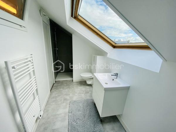 Boulevard Édouard Vaillant. Appartement en duplex au 3e et 4e dernier étage d'une petite copropriété, de 71,80 m2 Loi Carrez, 4 pièces , 3 chambres, 1 salles bain, 1 salle d'eau, une cuisine et toilettes indépendantes.
Lumineux, orienté Sud Nord, traversant et calme, cet appartement se compose dès l'entrée d'un couloir qui distribue une salle de bain, un salon et une chambre,  et une cuisine. Un escalier mène à une chambre mansardée et une salle d'eau.
A 10 minutes à pied du RER B " La Courneuve Aubervilliers"
A 14 minutes à pied du métro L12 " Mairie d'Aubervilliers"