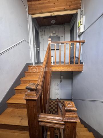 Boulevard Édouard Vaillant. Appartement en duplex au 3e et 4e dernier étage d'une petite copropriété, de 71,80 m2 Loi Carrez, 4 pièces , 3 chambres, 1 salles bain, 1 salle d'eau, une cuisine et toilettes indépendantes.
Lumineux, orienté Sud Nord, traversant et calme, cet appartement se compose dès l'entrée d'un couloir qui distribue une salle de bain, un salon et une chambre,  et une cuisine. Un escalier mène à une chambre mansardée et une salle d'eau.
A 10 minutes à pied du RER B " La Courneuve Aubervilliers"
A 14 minutes à pied du métro L12 " Mairie d'Aubervilliers"