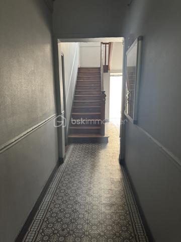 Boulevard Édouard Vaillant. Appartement en duplex au 3e et 4e dernier étage d'une petite copropriété, de 71,80 m2 Loi Carrez, 4 pièces , 3 chambres, 1 salles bain, 1 salle d'eau, une cuisine et toilettes indépendantes.
Lumineux, orienté Sud Nord, traversant et calme, cet appartement se compose dès l'entrée d'un couloir qui distribue une salle de bain, un salon et une chambre,  et une cuisine. Un escalier mène à une chambre mansardée et une salle d'eau.
A 10 minutes à pied du RER B " La Courneuve Aubervilliers"
A 14 minutes à pied du métro L12 " Mairie d'Aubervilliers"