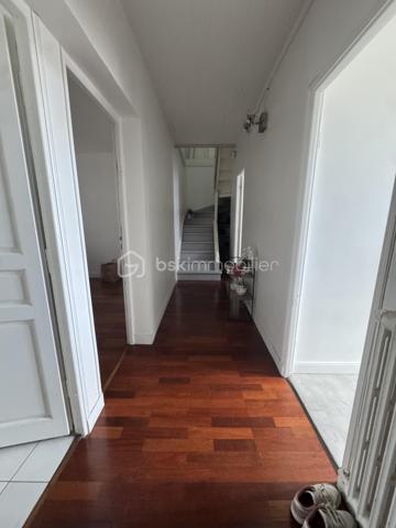 Boulevard Édouard Vaillant. Appartement en duplex au 3e et 4e dernier étage d'une petite copropriété, de 71,80 m2 Loi Carrez, 4 pièces , 3 chambres, 1 salles bain, 1 salle d'eau, une cuisine et toilettes indépendantes.
Lumineux, orienté Sud Nord, traversant et calme, cet appartement se compose dès l'entrée d'un couloir qui distribue une salle de bain, un salon et une chambre,  et une cuisine. Un escalier mène à une chambre mansardée et une salle d'eau.
A 10 minutes à pied du RER B " La Courneuve Aubervilliers"
A 14 minutes à pied du métro L12 " Mairie d'Aubervilliers"