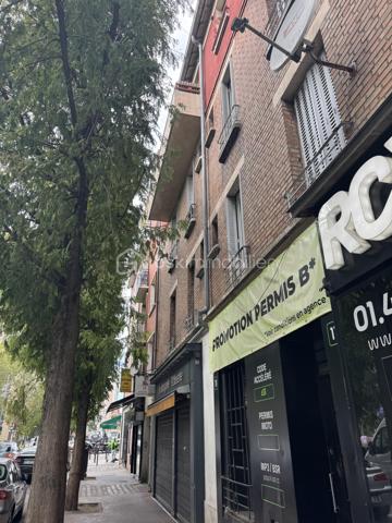 Boulevard Édouard Vaillant. Appartement en duplex au 3e et 4e dernier étage d'une petite copropriété, de 71,80 m2 Loi Carrez, 4 pièces , 3 chambres, 1 salles bain, 1 salle d'eau, une cuisine et toilettes indépendantes.
Lumineux, orienté Sud Nord, traversant et calme, cet appartement se compose dès l'entrée d'un couloir qui distribue une salle de bain, un salon et une chambre,  et une cuisine. Un escalier mène à une chambre mansardée et une salle d'eau.
A 10 minutes à pied du RER B " La Courneuve Aubervilliers"
A 14 minutes à pied du métro L12 " Mairie d'Aubervilliers"