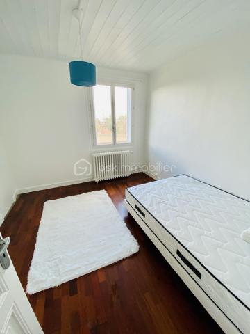 Boulevard Édouard Vaillant. Appartement en duplex au 3e et 4e dernier étage d'une petite copropriété, de 71,80 m2 Loi Carrez, 4 pièces , 3 chambres, 1 salles bain, 1 salle d'eau, une cuisine et toilettes indépendantes.
Lumineux, orienté Sud Nord, traversant et calme, cet appartement se compose dès l'entrée d'un couloir qui distribue une salle de bain, un salon et une chambre,  et une cuisine. Un escalier mène à une chambre mansardée et une salle d'eau.
A 10 minutes à pied du RER B " La Courneuve Aubervilliers"
A 14 minutes à pied du métro L12 " Mairie d'Aubervilliers"