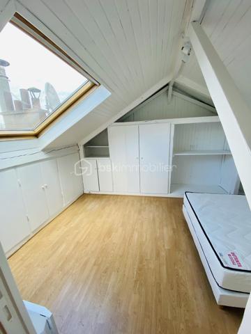 Boulevard Édouard Vaillant. Appartement en duplex au 3e et 4e dernier étage d'une petite copropriété, de 71,80 m2 Loi Carrez, 4 pièces , 3 chambres, 1 salles bain, 1 salle d'eau, une cuisine et toilettes indépendantes.
Lumineux, orienté Sud Nord, traversant et calme, cet appartement se compose dès l'entrée d'un couloir qui distribue une salle de bain, un salon et une chambre,  et une cuisine. Un escalier mène à une chambre mansardée et une salle d'eau.
A 10 minutes à pied du RER B " La Courneuve Aubervilliers"
A 14 minutes à pied du métro L12 " Mairie d'Aubervilliers"