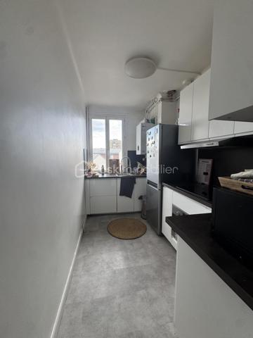 Boulevard Édouard Vaillant. Appartement en duplex au 3e et 4e dernier étage d'une petite copropriété, de 71,80 m2 Loi Carrez, 4 pièces , 3 chambres, 1 salles bain, 1 salle d'eau, une cuisine et toilettes indépendantes.
Lumineux, orienté Sud Nord, traversant et calme, cet appartement se compose dès l'entrée d'un couloir qui distribue une salle de bain, un salon et une chambre,  et une cuisine. Un escalier mène à une chambre mansardée et une salle d'eau.
A 10 minutes à pied du RER B " La Courneuve Aubervilliers"
A 14 minutes à pied du métro L12 " Mairie d'Aubervilliers"