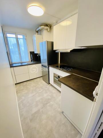 Boulevard Édouard Vaillant. Appartement en duplex au 3e et 4e dernier étage d'une petite copropriété, de 71,80 m2 Loi Carrez, 4 pièces , 3 chambres, 1 salles bain, 1 salle d'eau, une cuisine et toilettes indépendantes.
Lumineux, orienté Sud Nord, traversant et calme, cet appartement se compose dès l'entrée d'un couloir qui distribue une salle de bain, un salon et une chambre,  et une cuisine. Un escalier mène à une chambre mansardée et une salle d'eau.
A 10 minutes à pied du RER B " La Courneuve Aubervilliers"
A 14 minutes à pied du métro L12 " Mairie d'Aubervilliers"