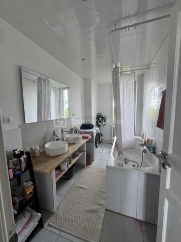 Boulevard Édouard Vaillant. Appartement en duplex au 3e et 4e dernier étage d'une petite copropriété, de 71,80 m2 Loi Carrez, 4 pièces , 3 chambres, 1 salles bain, 1 salle d'eau, une cuisine et toilettes indépendantes.
Lumineux, orienté Sud Nord, traversant et calme, cet appartement se compose dès l'entrée d'un couloir qui distribue une salle de bain, un salon et une chambre,  et une cuisine. Un escalier mène à une chambre mansardée et une salle d'eau.
A 10 minutes à pied du RER B " La Courneuve Aubervilliers"
A 14 minutes à pied du métro L12 " Mairie d'Aubervilliers"