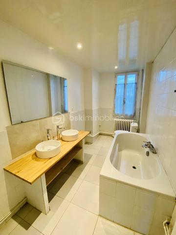 Boulevard Édouard Vaillant. Appartement en duplex au 3e et 4e dernier étage d'une petite copropriété, de 71,80 m2 Loi Carrez, 4 pièces , 3 chambres, 1 salles bain, 1 salle d'eau, une cuisine et toilettes indépendantes.
Lumineux, orienté Sud Nord, traversant et calme, cet appartement se compose dès l'entrée d'un couloir qui distribue une salle de bain, un salon et une chambre,  et une cuisine. Un escalier mène à une chambre mansardée et une salle d'eau.
A 10 minutes à pied du RER B " La Courneuve Aubervilliers"
A 14 minutes à pied du métro L12 " Mairie d'Aubervilliers"