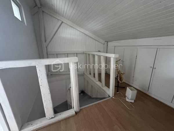 Boulevard Édouard Vaillant. Appartement en duplex au 3e et 4e dernier étage d'une petite copropriété, de 71,80 m2 Loi Carrez, 4 pièces , 3 chambres, 1 salles bain, 1 salle d'eau, une cuisine et toilettes indépendantes.
Lumineux, orienté Sud Nord, traversant et calme, cet appartement se compose dès l'entrée d'un couloir qui distribue une salle de bain, un salon et une chambre,  et une cuisine. Un escalier mène à une chambre mansardée et une salle d'eau.
A 10 minutes à pied du RER B " La Courneuve Aubervilliers"
A 14 minutes à pied du métro L12 " Mairie d'Aubervilliers"