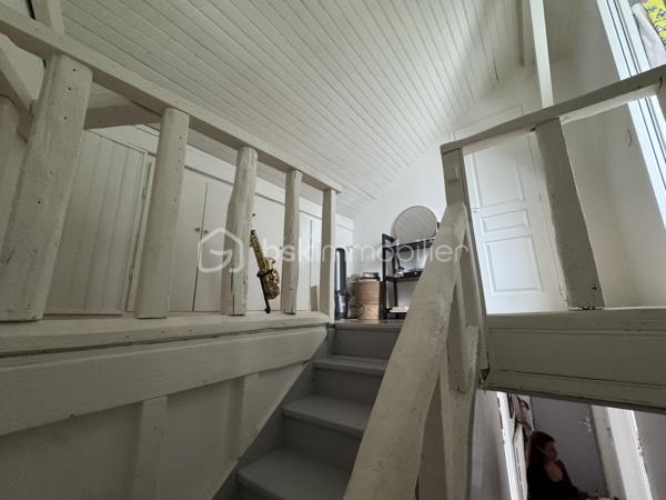 Boulevard Édouard Vaillant. Appartement en duplex au 3e et 4e dernier étage d'une petite copropriété, de 71,80 m2 Loi Carrez, 4 pièces , 3 chambres, 1 salles bain, 1 salle d'eau, une cuisine et toilettes indépendantes.
Lumineux, orienté Sud Nord, traversant et calme, cet appartement se compose dès l'entrée d'un couloir qui distribue une salle de bain, un salon et une chambre,  et une cuisine. Un escalier mène à une chambre mansardée et une salle d'eau.
A 10 minutes à pied du RER B " La Courneuve Aubervilliers"
A 14 minutes à pied du métro L12 " Mairie d'Aubervilliers"
