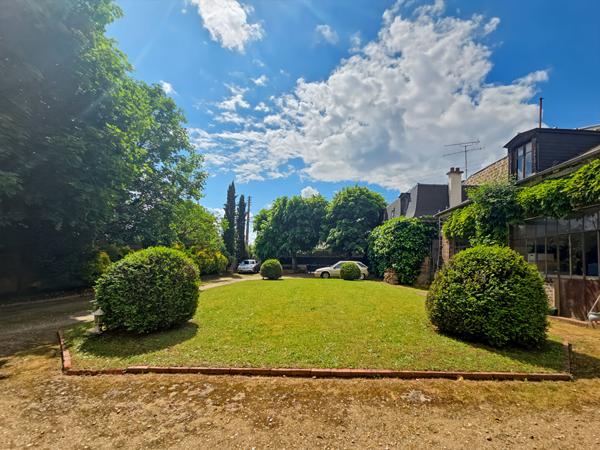 Propriété 290 m² habitables et maison de gardien -1530 m² de terrain -