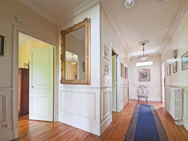 Propriété 290 m² habitables et maison de gardien -1530 m² de terrain -