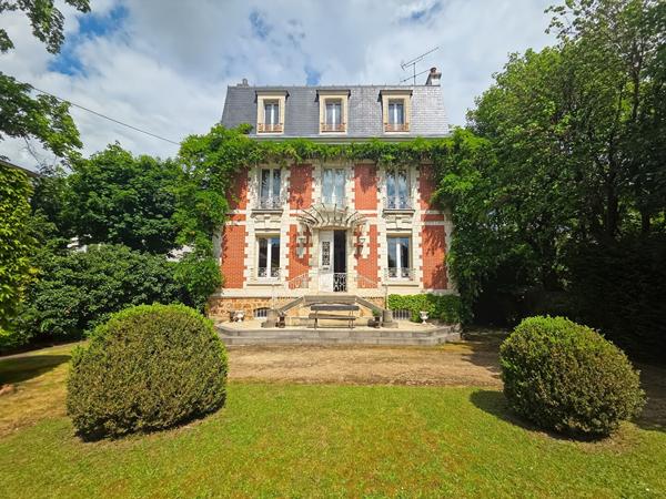 Propriété 290 m² habitables et maison de gardien -1530 m² de terrain -