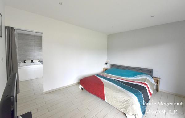 SUPERBE MAISON CONTEMPORAINE AVEC PISCINE SUR GRAND TERRAIN