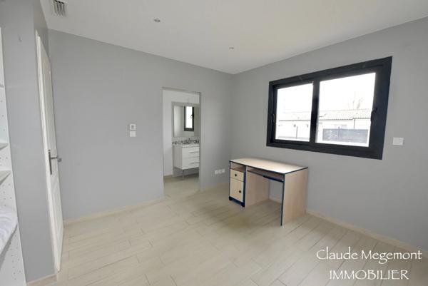 SUPERBE MAISON CONTEMPORAINE AVEC PISCINE SUR GRAND TERRAIN