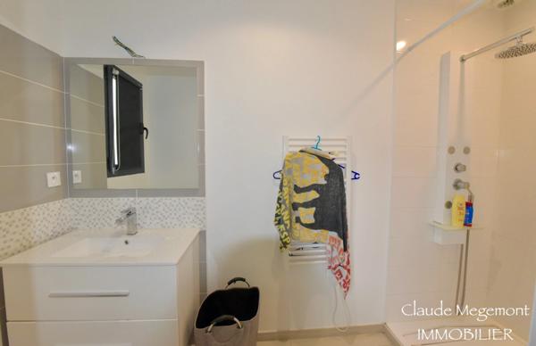 SUPERBE MAISON CONTEMPORAINE AVEC PISCINE SUR GRAND TERRAIN