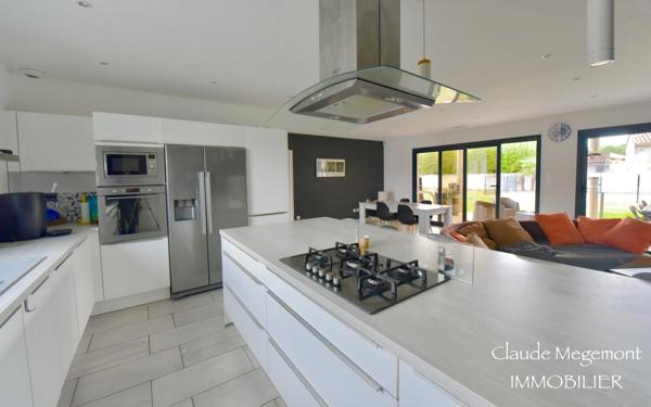 SUPERBE MAISON CONTEMPORAINE AVEC PISCINE SUR GRAND TERRAIN