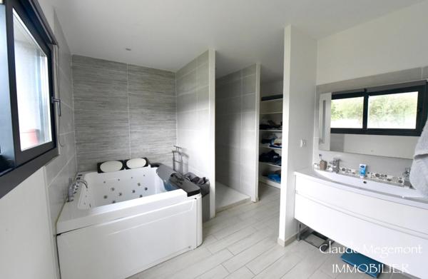 SUPERBE MAISON CONTEMPORAINE AVEC PISCINE SUR GRAND TERRAIN