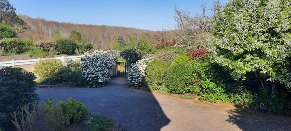 Cadre de vie idéal pour cette néo bretonne située entre mer et campagne.
