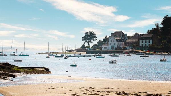 Cadre de vie idéal pour cette néo bretonne située entre mer et campagne.