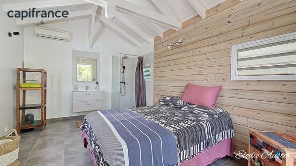 Propriété T4 avec piscine et sa dépendance