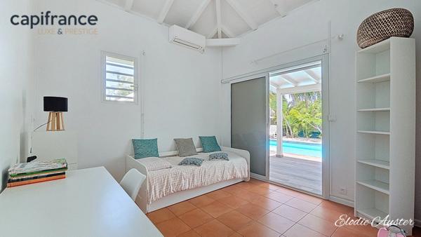 Propriété T4 avec piscine et sa dépendance