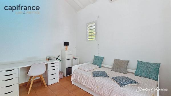 Propriété T4 avec piscine et sa dépendance