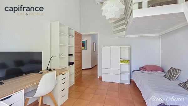 Propriété T4 avec piscine et sa dépendance