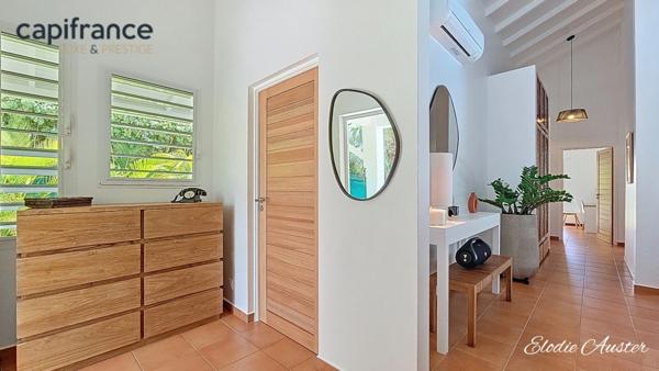 Propriété T4 avec piscine et sa dépendance