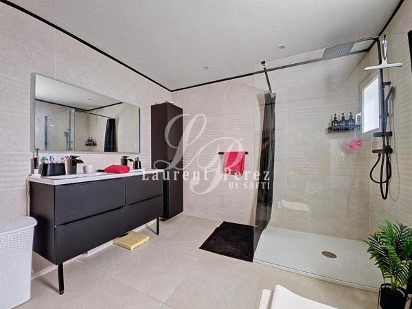 Élégante villa familiale, prestations de qualité dans quartier prisé.