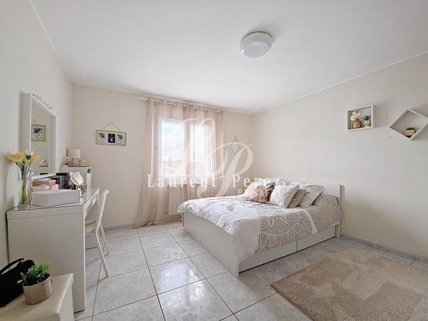 Élégante villa familiale, prestations de qualité dans quartier prisé.