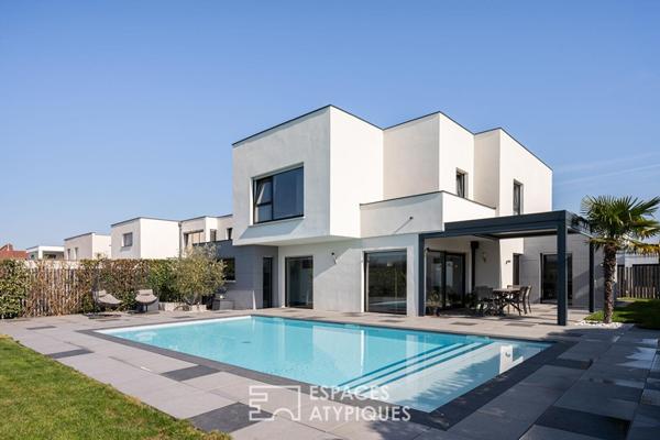 Maison d’architecte contemporaine avec piscine et vue dégagée
