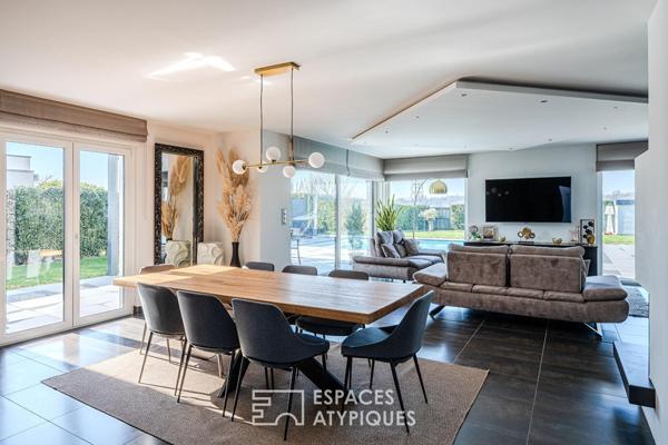 Maison d’architecte contemporaine avec piscine et vue dégagée