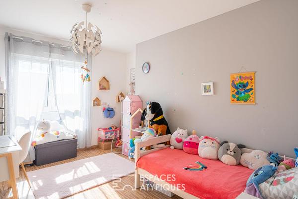 Maison d’architecte contemporaine avec piscine et vue dégagée