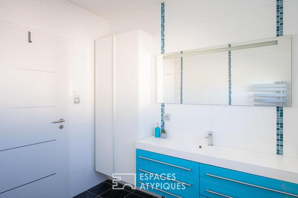 Maison d’architecte contemporaine avec piscine et vue dégagée