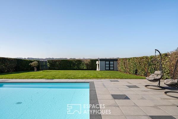 Maison d’architecte contemporaine avec piscine et vue dégagée